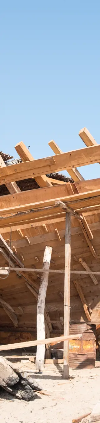 Schaue den Erbauern der Dhows über die Schulter